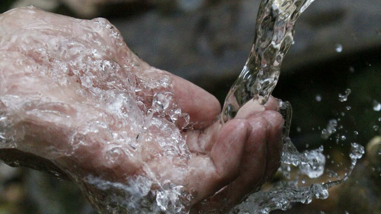вода