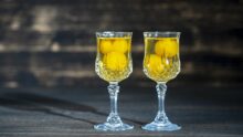 Как сделать наливку из алычи с водкой: рецепт Наливка з аличі з горілкою