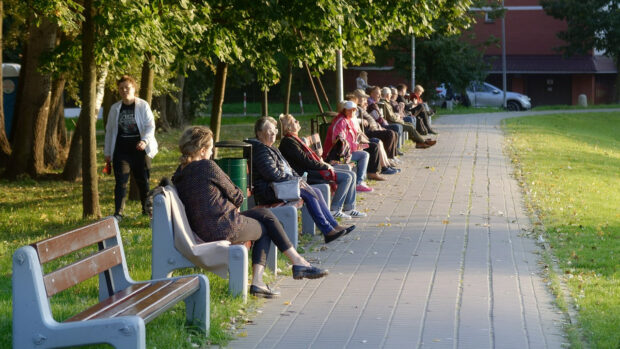 парк, лавочки, літні люди