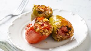 Скільки тушкувати фарширований перець: щойно приготовлений та заморожений