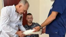 Рука потрапила під зубці бензопили: у Львові 19-річному хлопцю відновили травмовану кисть
