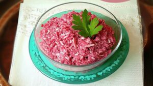 Салат Рожевий фламінго: простий рецепт з крабовими паличками