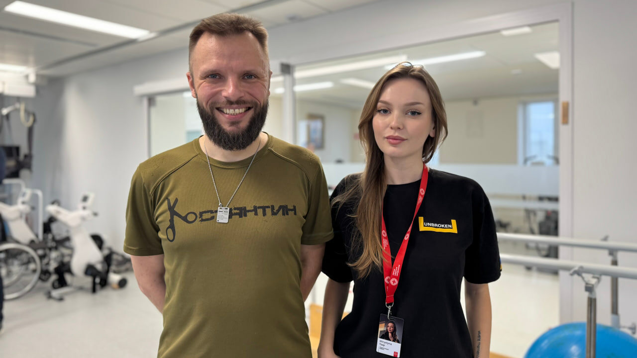 пацієнт і фізична терапевтка
