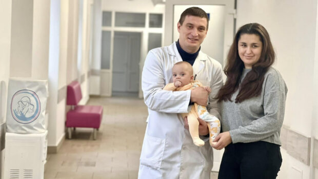 пацієнт з лікарем і мамою