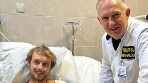 Удар дрона словно отрезал руку и ногу: в Днепре выхаживают 28-летнего волонтера из Британии
