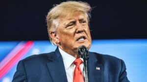 Трамп призупинив фінансування вакцинації